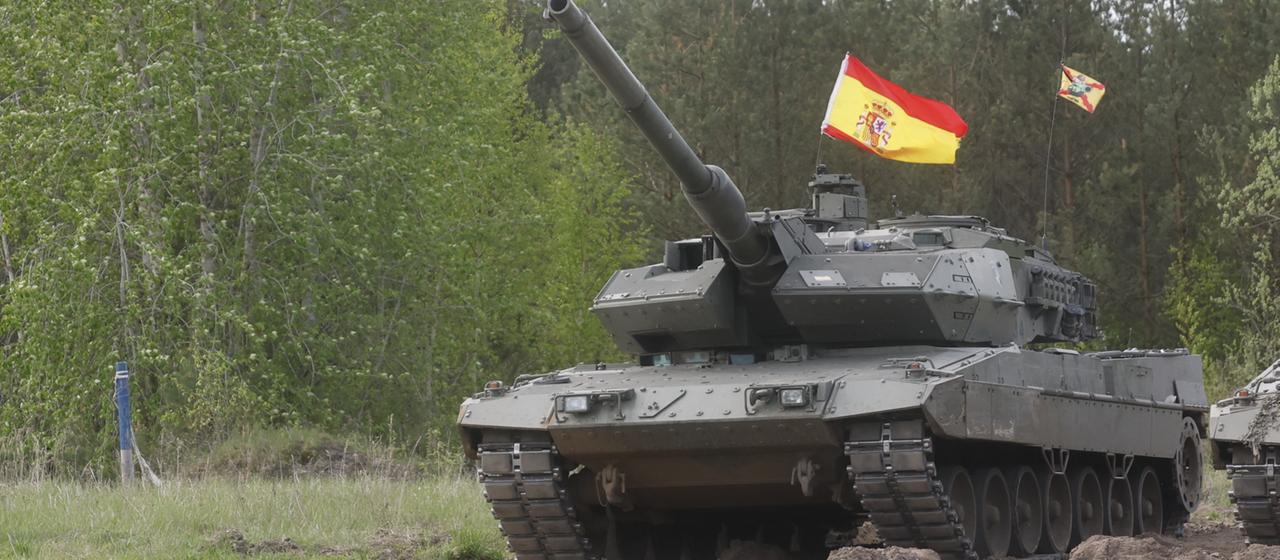 Soldaten der spanischen Armee nehmen mit ihrem Kampfpanzer Leopard 2E an einer NATO-Übung in Lettland teil.