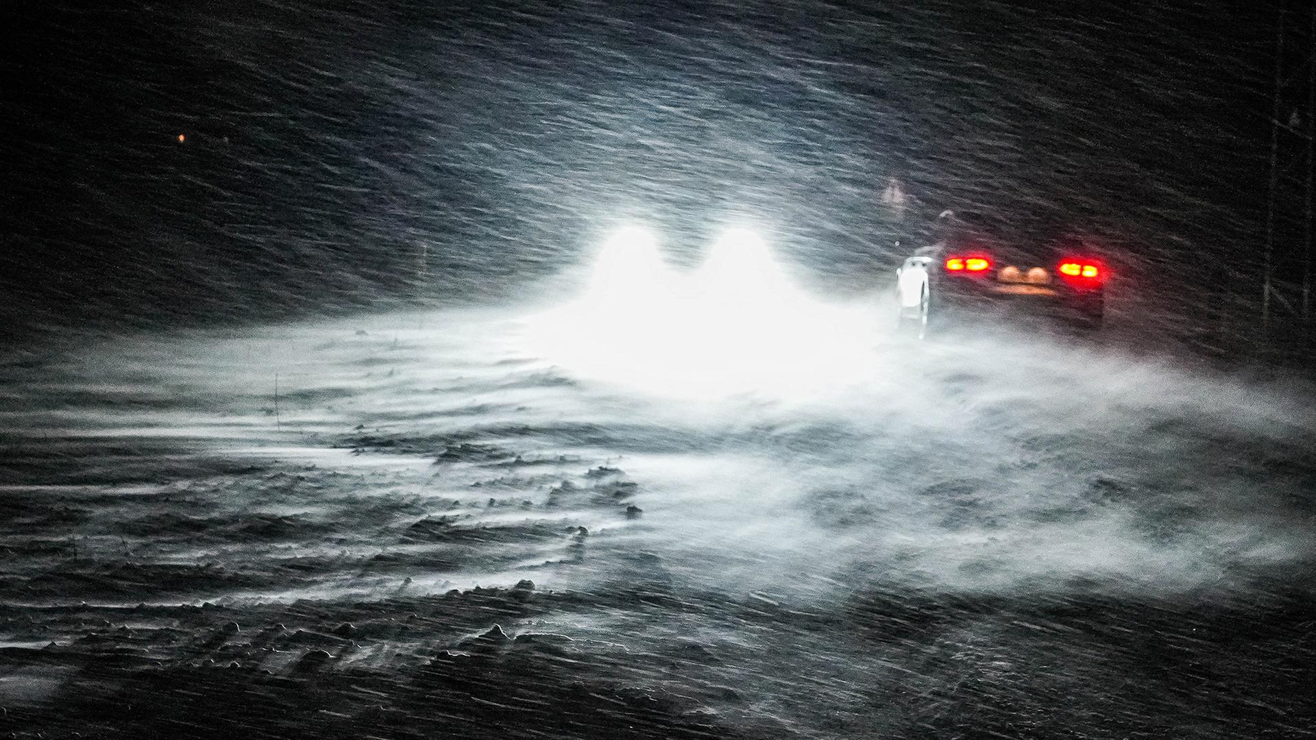 Autos fahren in der Nähe von Helmstedt bei Schnee und Wind über eine schneebedeckte Straße | dpa