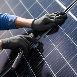 Arbeiten an den Solarmodulen einer Photovoltaik-Anlage