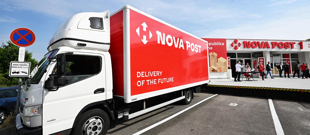 Ein Lkw von "Nova Post".