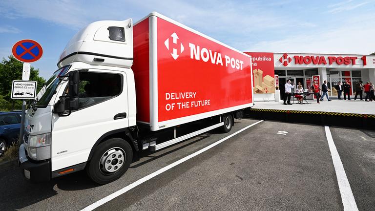 Ein Lkw von "Nova Post".
