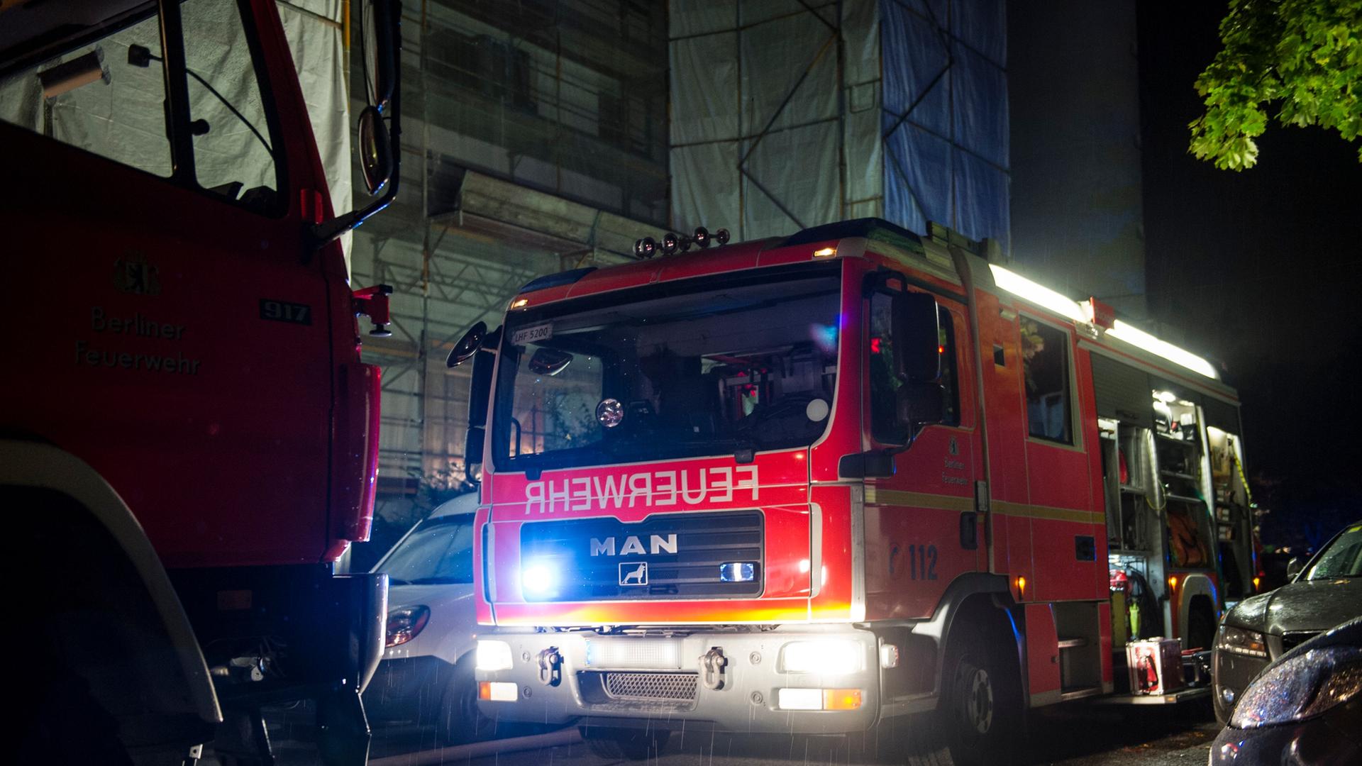 Feuerwehrauto im Einsatz | picture-alliance/dpa (Archiv)