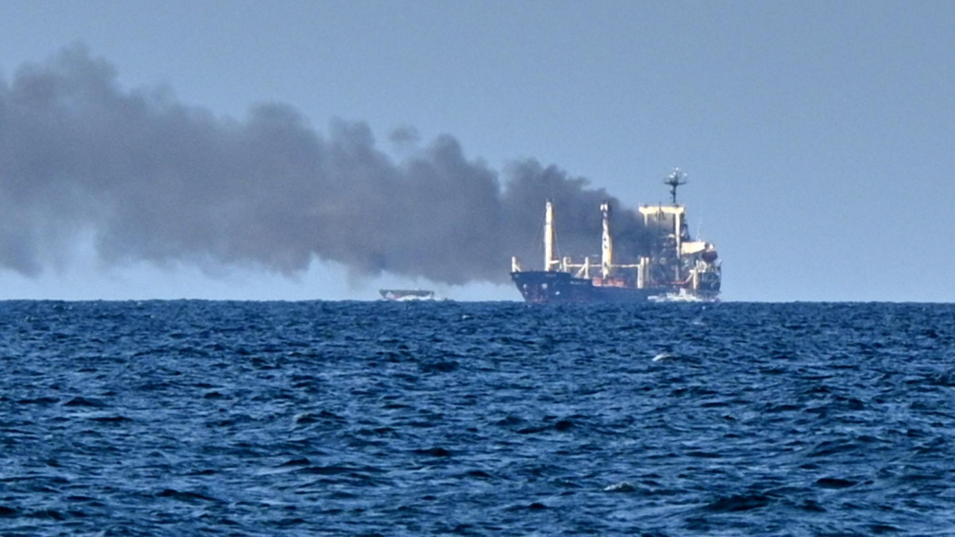 Ein von Russland beschossener Getreide-Frachter auf dem Schwarzen Meer. | AP Photo/Michael Shtekel