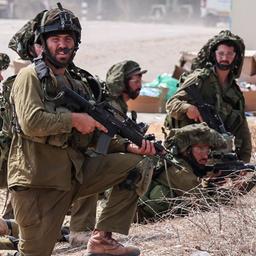 Israelische Soldaten beziehen in der Nähe von Kfar Azain der Nähe des Gazastreifens Position.