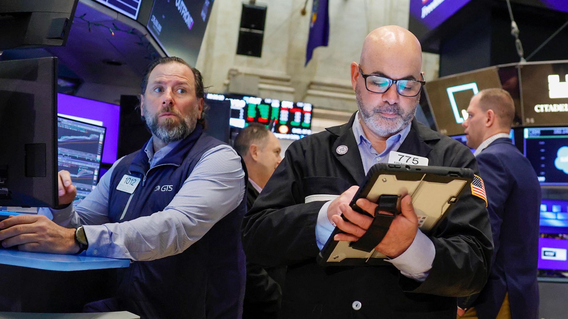 Börsenhändler auf dem Parkett der New Yorker Börse. | picture alliance / newscom