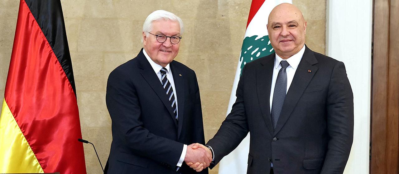 Joseph Aoun (rechts) und Frank-Walter Steinmeier geben sich die Hand