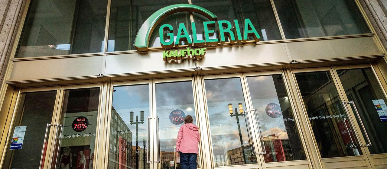 Galeria Kaufhof Filiale, Alexanderplatz, Passantin vor dem geschlossenen Eingang