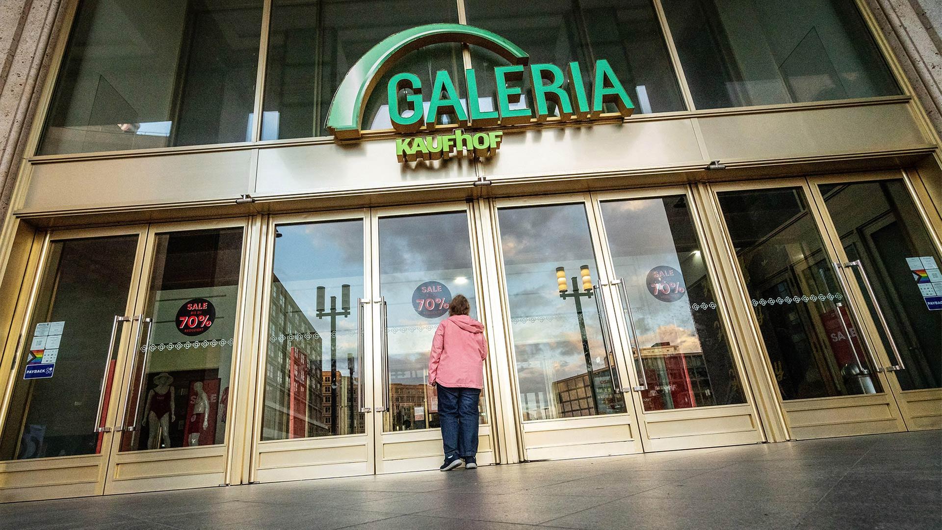 Galeria Kaufhof Filiale, Alexanderplatz, Passantin vor dem geschlossenen Eingang | picture alliance / Wolfgang Mari
