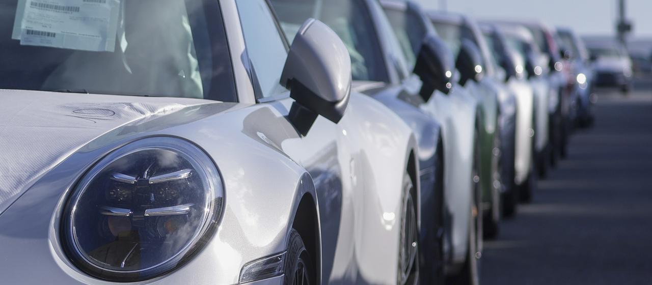 Zum Export bereitstehende Autos in Emden