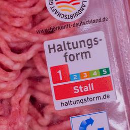 Fleischpackung mit einem Haltungsform-Label