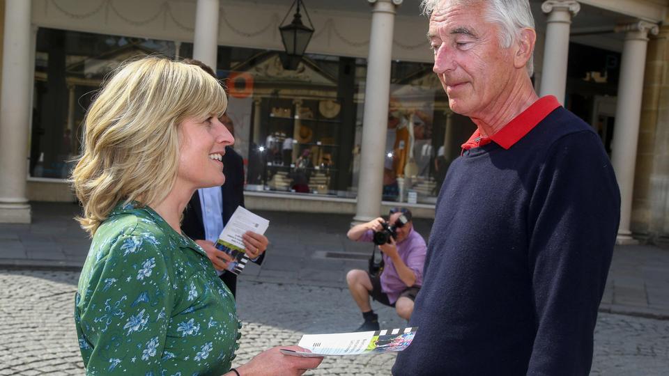 Rachel Johnson spricht auf der Straße in Bath einen Fußgänger an und wirbt für ihre Partei.