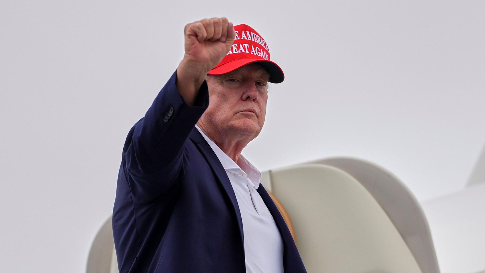 Trump gestikuliert beim Einsteigen in ein Regierungsflugzeug mit der Faust | AP Photo/Julia Demaree Nikhinson