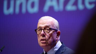 Klaus Reinhardt, Präsident der Bundesärztekammer, spricht auf dem Ärztetag. (Mai 2023)