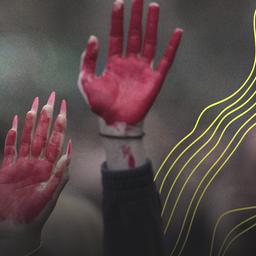 Symbolbild: Frauen heben während einer Demonstration ihre rot bemalten Hände. Rote Hände sind ein allgegenwärtiges Symbol der Proteste.