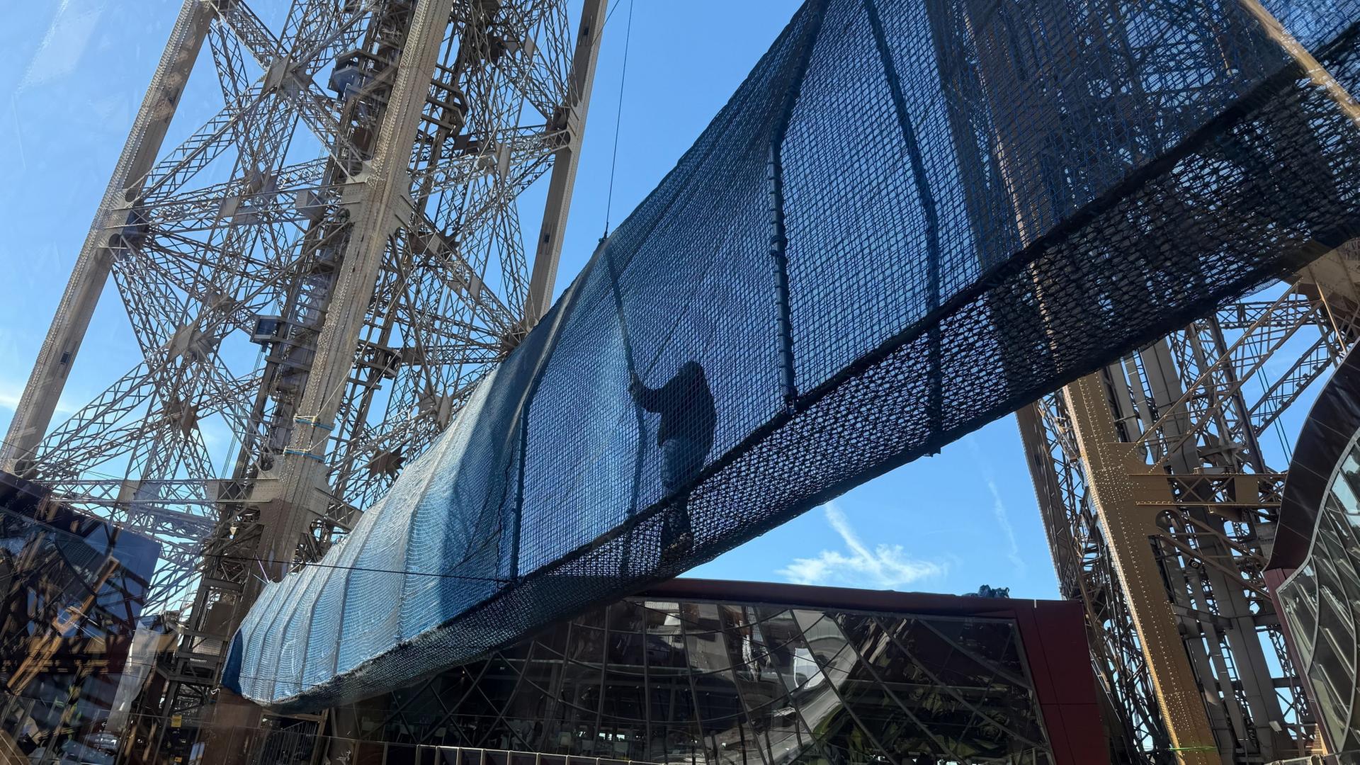 Eine H�ngebr�cke f�r Besucher ist zwischen zwei Pf�hlen des Eiffelturms gespannt. | Rachel Sommer/dpa