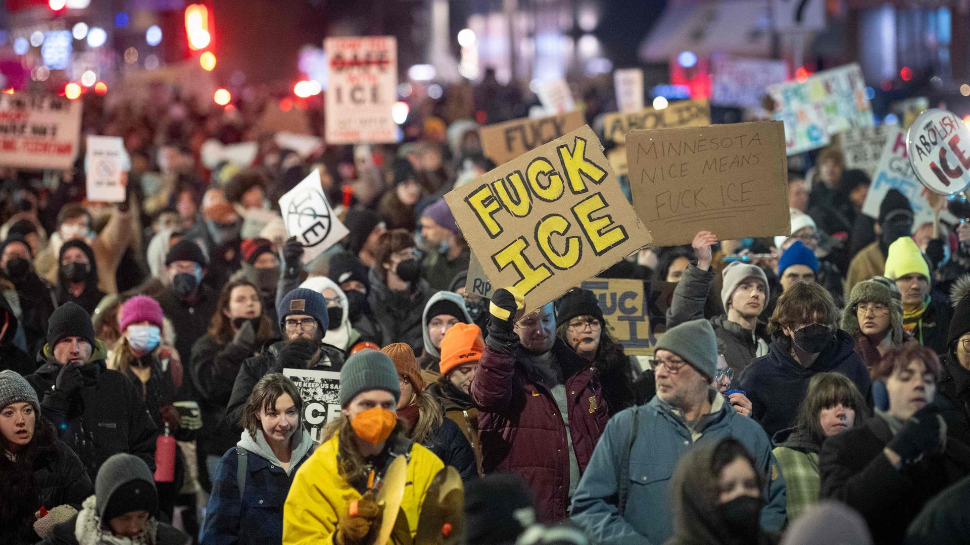 Demonstranten in Minneapolis halten Schilder gegen die US-Einwanderungsbehörde ICE in die Höhe | Getty Images via AFP