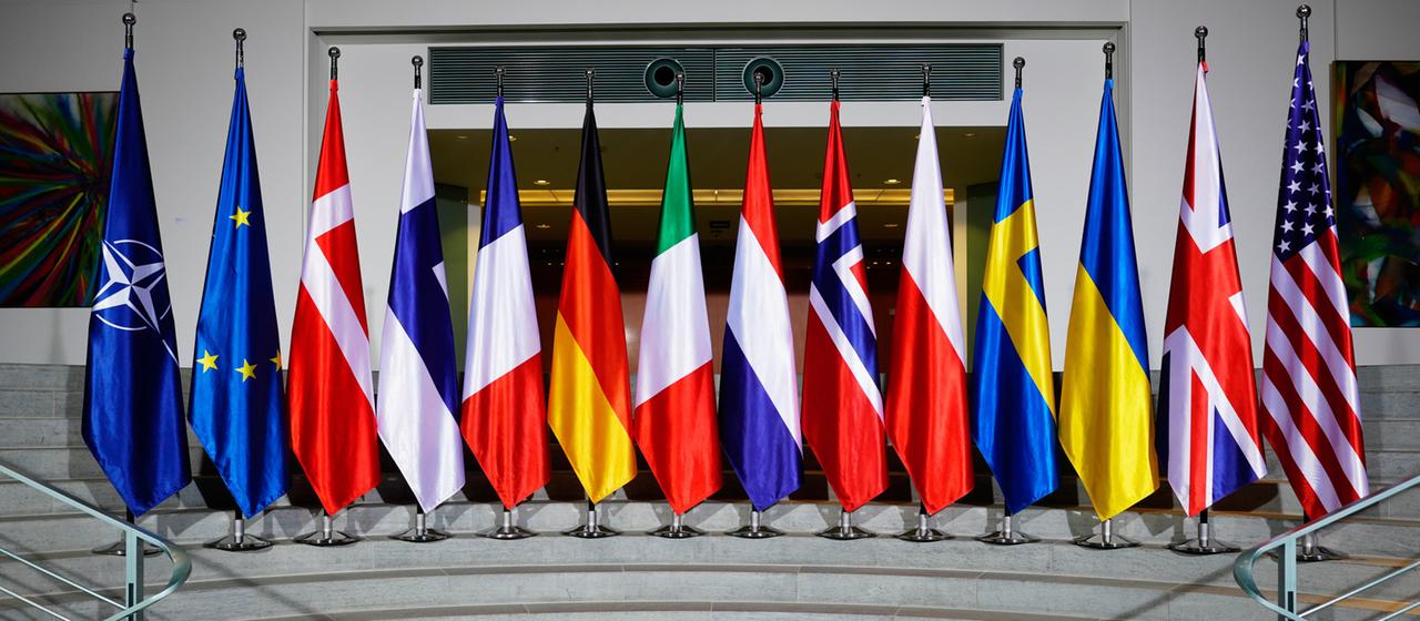 Flaggen im Bundeskanzleramt