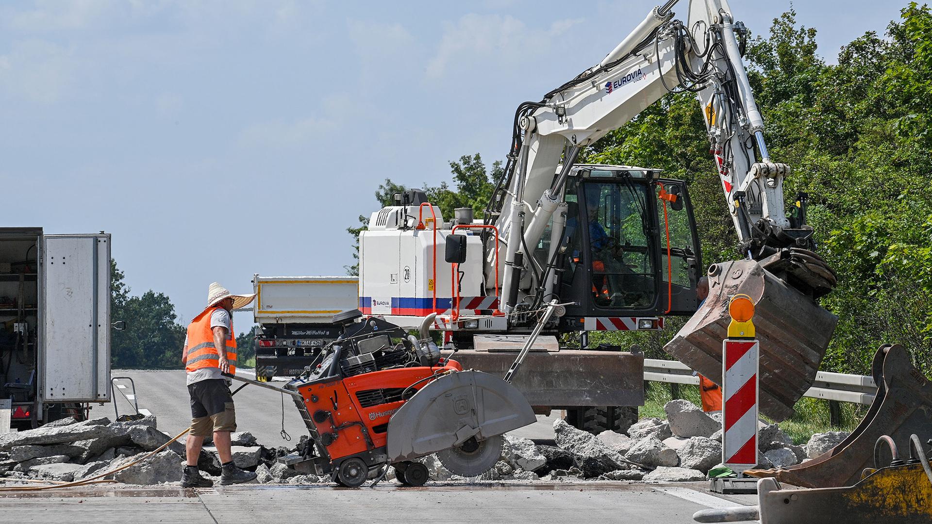 Auf einem besch�digten Autobahnst�ck finden Bauarbeiten statt. | Klaus-Dietmar Gabbert/dpa