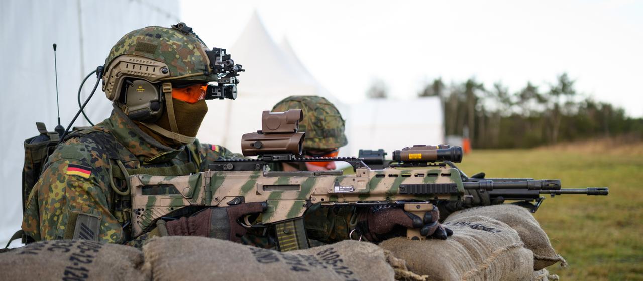 Soldaten der Bundeswehr hinter Sandsäcken bei der Vorführung des Sturmgewehrs G36 A2.