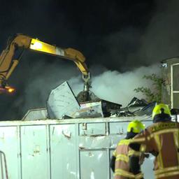 Schrotthaufen steht in Flammen