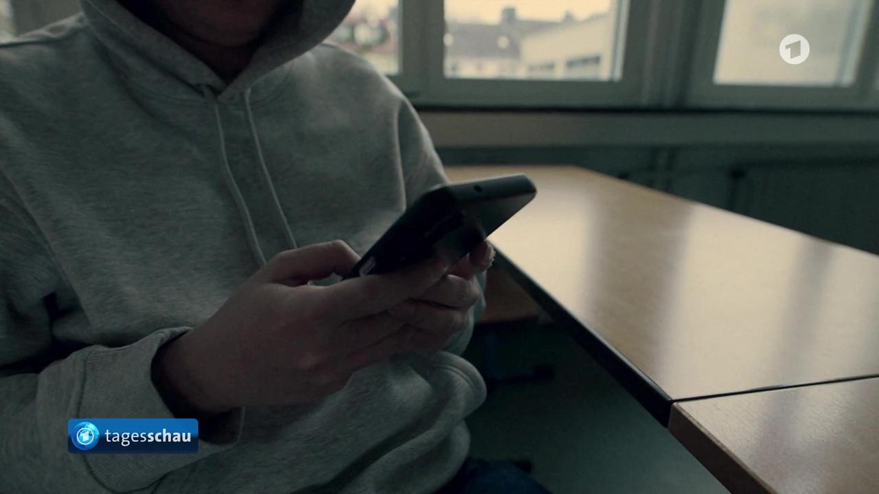 Recherche zu Klassenchats: Pornografische und extremistische Inhalte und Mobbing | tagesschau.de