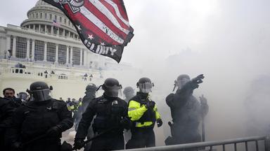 Polizisten versuchen angesichts der Ausschreitungen am 6. Januar, das Kapitol in Washington zu sichern