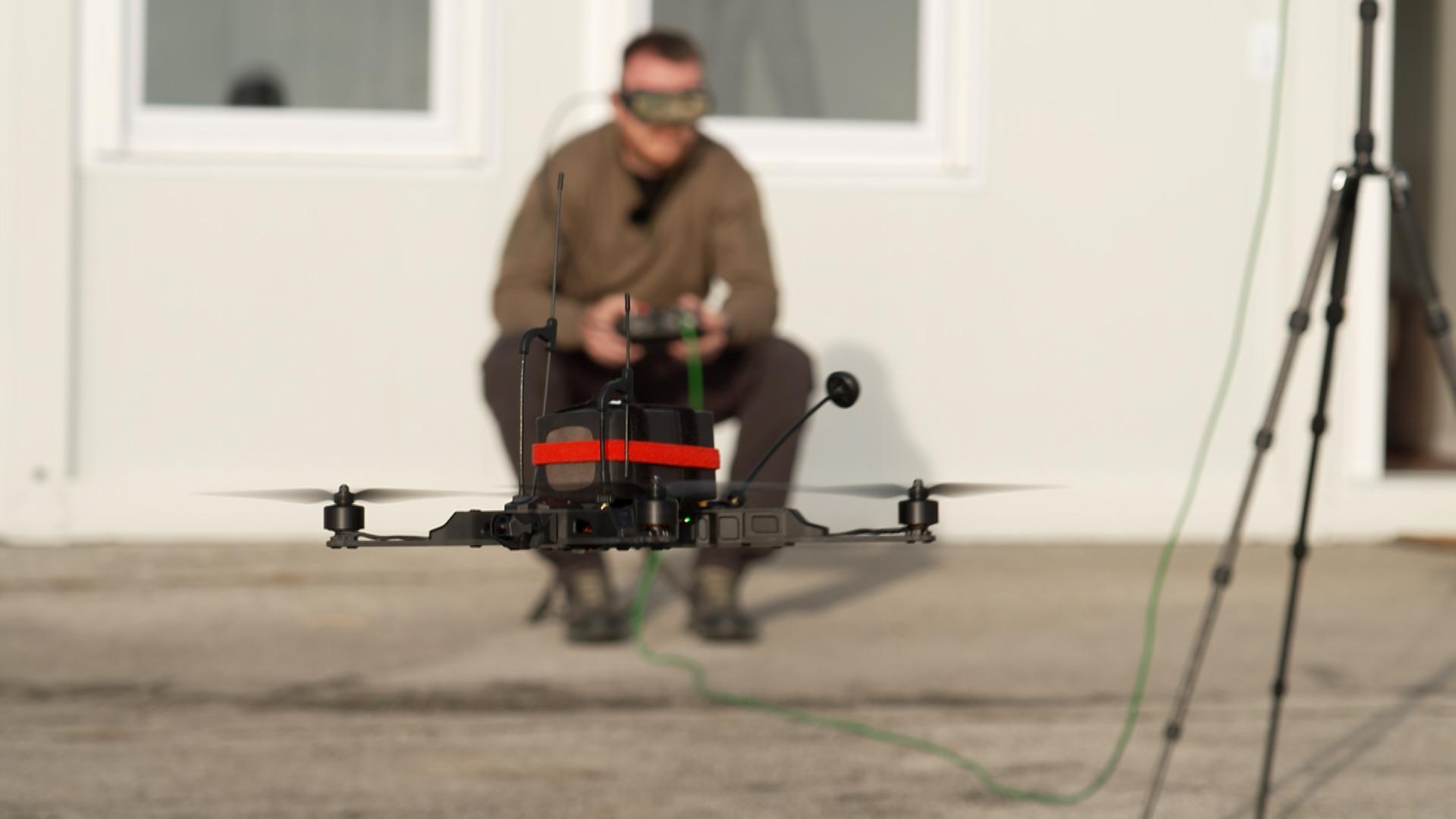 Carlo bedient mit einer VR-Brille und einem Steuergerät eine Drohne. | ARD Wien