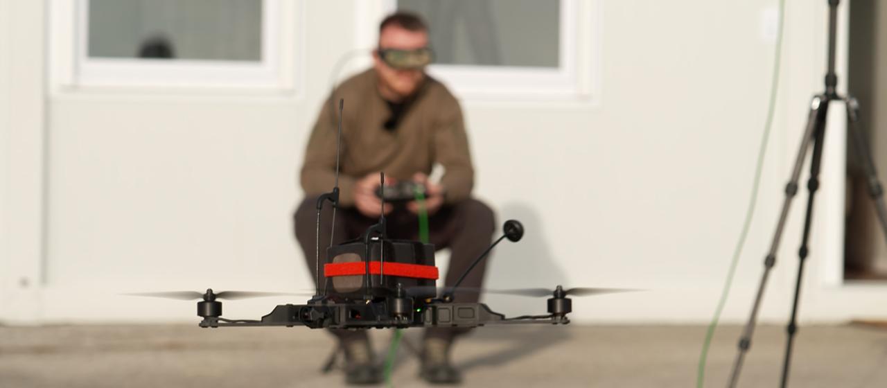 Carlo bedient mit einer VR-Brille und einem Steuergerät eine Drohne.