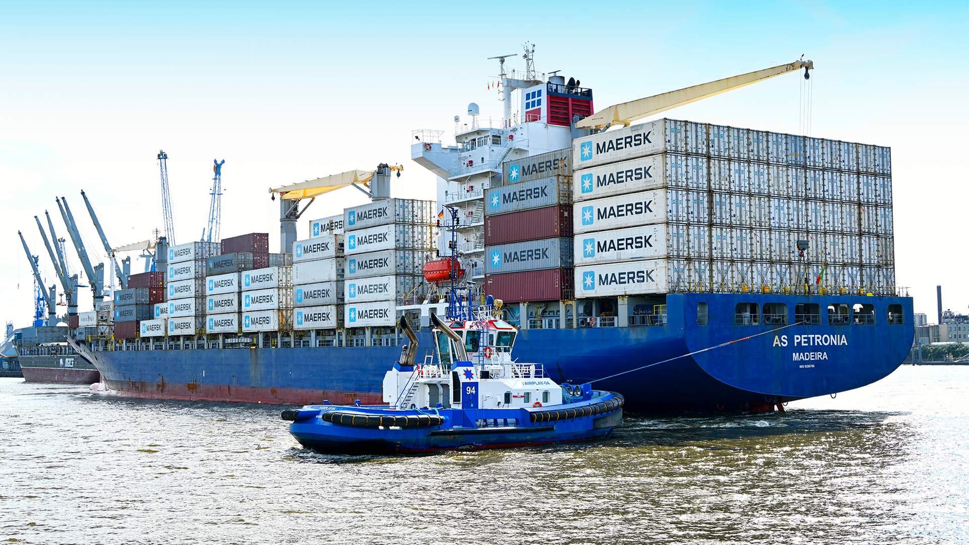 Containerschiff mit gestapelten Containern im Hamburger Hafen. | picture alliance / CHROMORANGE