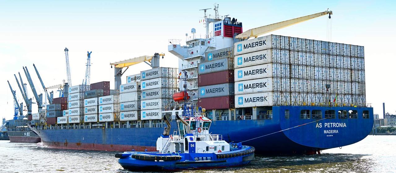 Containerschiff mit gestapelten Containern im Hamburger Hafen.