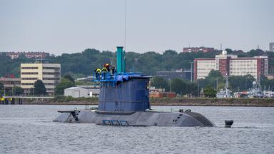 Das U-Boot "INS Drakon" ist im Kieler Hafen zu sehen.