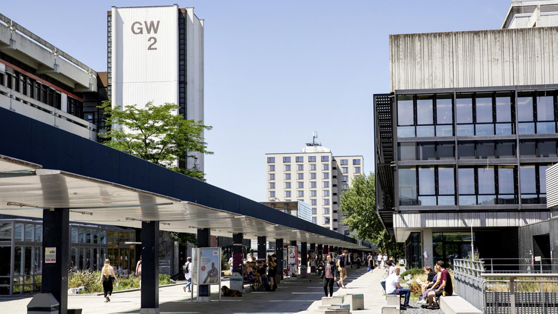 Der Boulevard der Uni Bremen mit einem überdachten Weg zu mehreren Gebäuden. | Universität Bremen