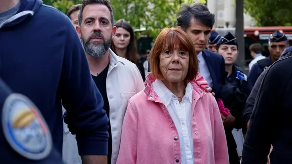 Gisele Pelicot nach dem Urteil im Berufungsverfahren in Nîmes | REUTERS Gisele Pelicot nach dem Urteil im Berufungsverfahren in Nîmes