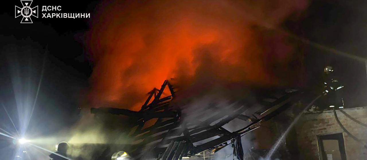 Vom ukrainischen Rettungsdienst zur Verfügung gestelltes Bild zeigt Rettungskräfte bei der Löschung eines Brandes in einem Privathaus in Bohodukhiv in der ukrainischen Region Charkiw.