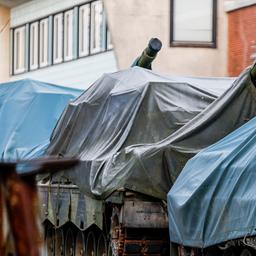 Mehrere Leopard-1-Kampfpanzer stehen auf dem Werksgelände der Flensburger Fahrzeugbau Gesellschaft (FFG).