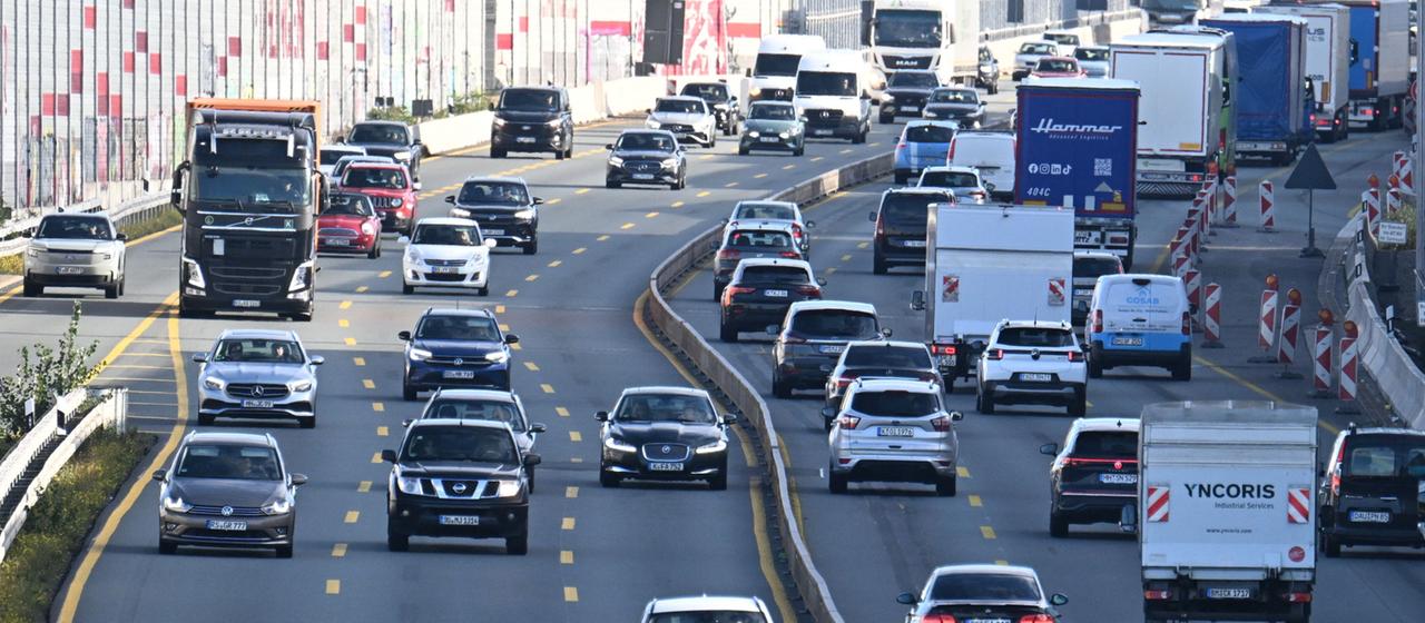 Fahrzeuge fahren über die Autobahn 1 bei Köln.