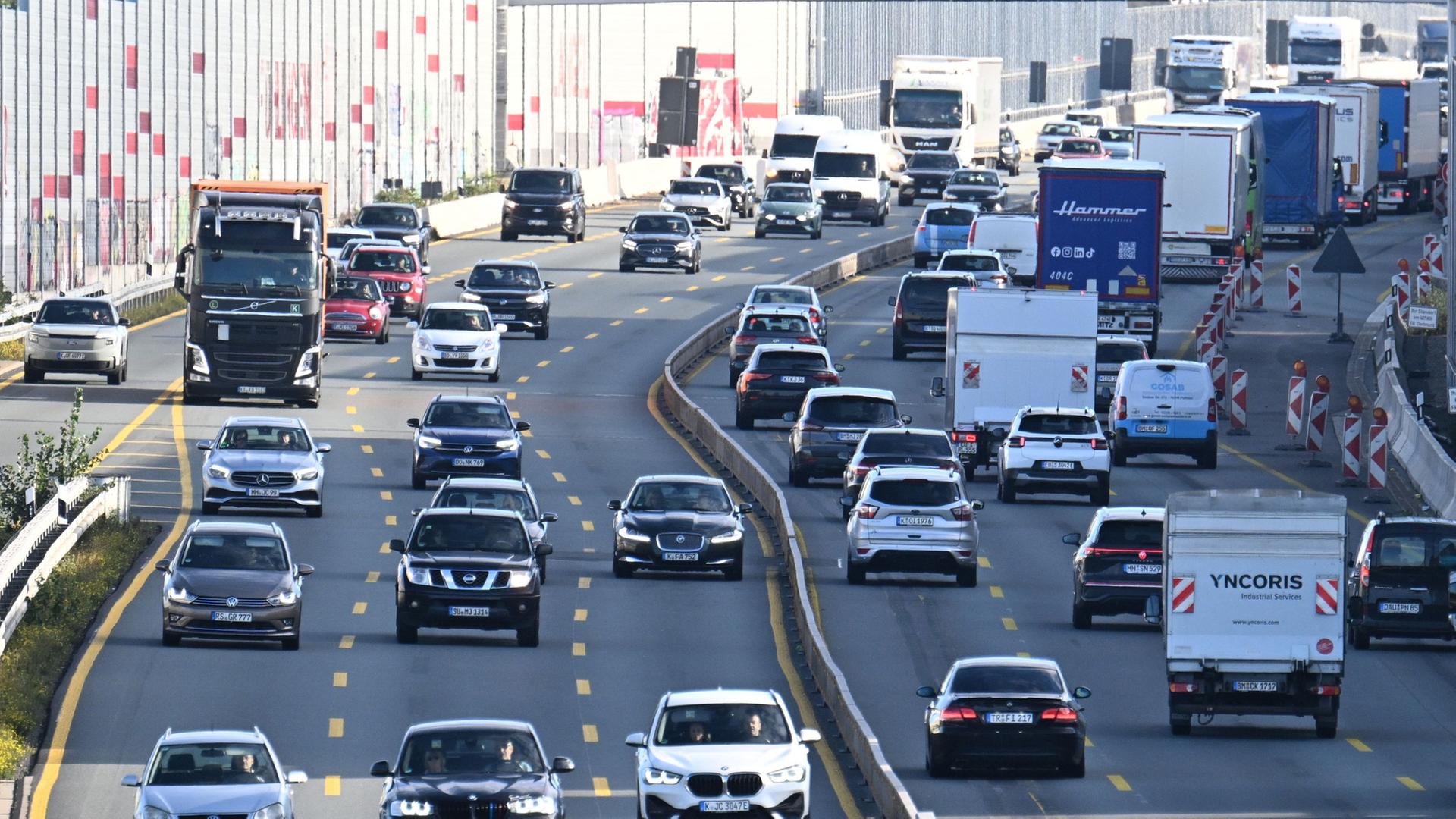 Fahrzeuge fahren über die Autobahn 1 bei Köln. | Federico Gambarini/dpa