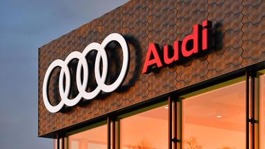 Audi Logo an der Fassade des Audi Zentrums in München.