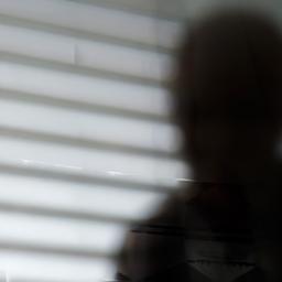 Die Sillhouette eines Mannes vor einer Wand mit Schatten (Symbolbild)