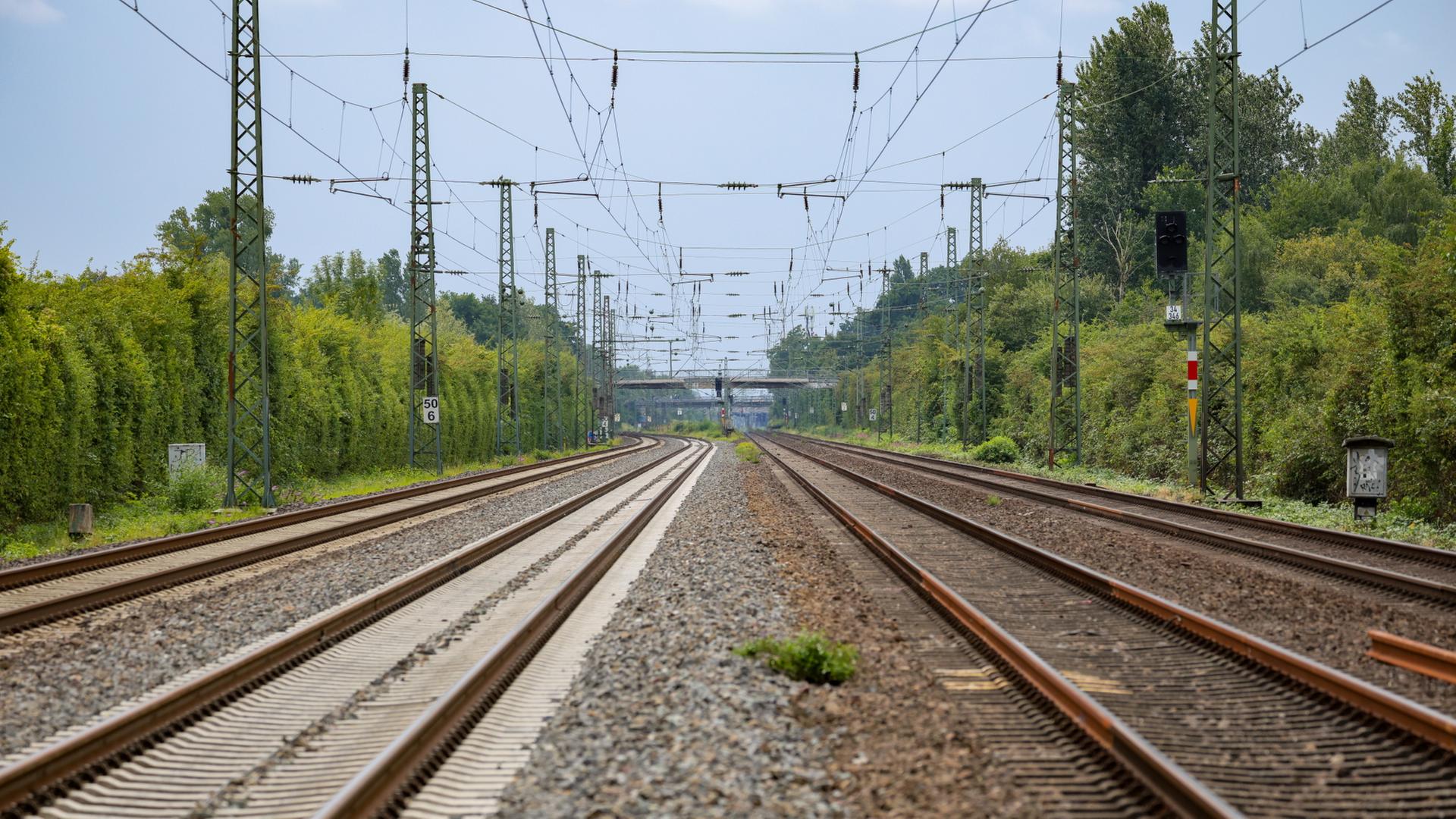 Gleise der Deutschen Bahn verlaufen im Düsseldorfer Norden. (Archivbild: 01.08.2025) | dpa