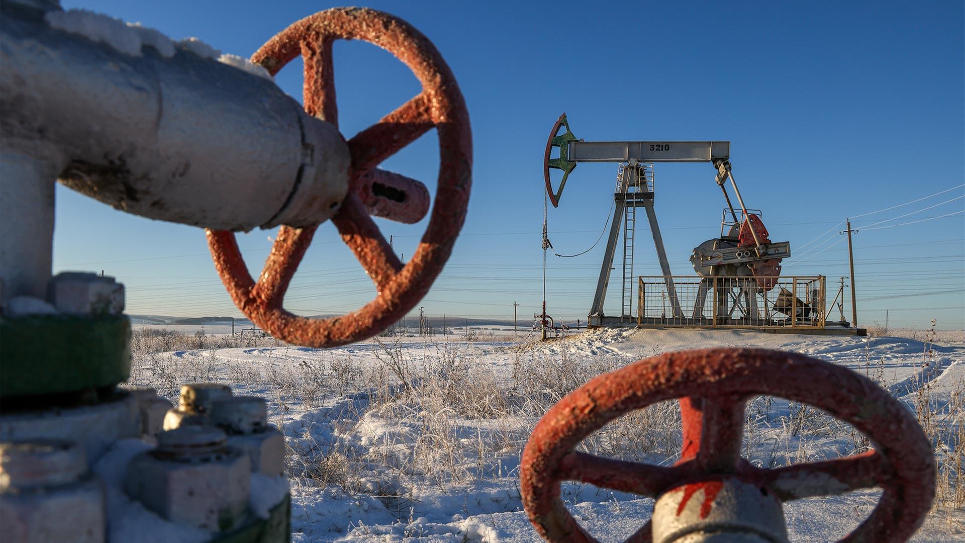 Ölpumpen auf einem russischen Ölfeld. | picture alliance/dpa/TASS