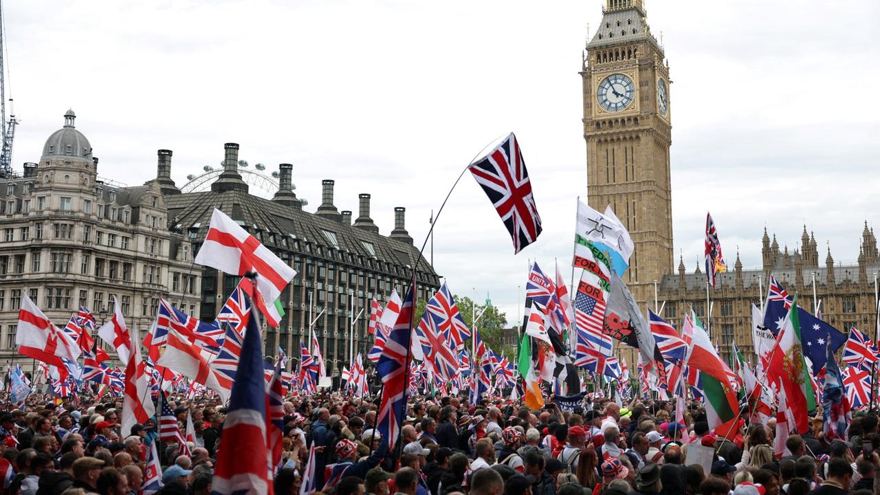 Zehntausende Menschen demonstrieren im Herzen Londons Zehntausende Menschen demonstrieren im Herzen Londons