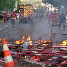 Feuerwehrleute treffen nach Ausschreitungen westlich von Paris ein, um Brände zu löschen. 