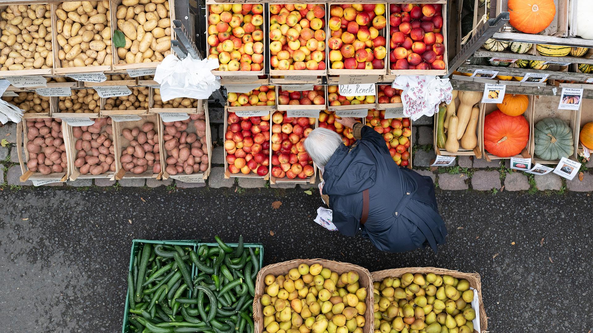 Auf einem Wochenmarkt werden Obst und Gemüse aus der Region angeboten. | dpa