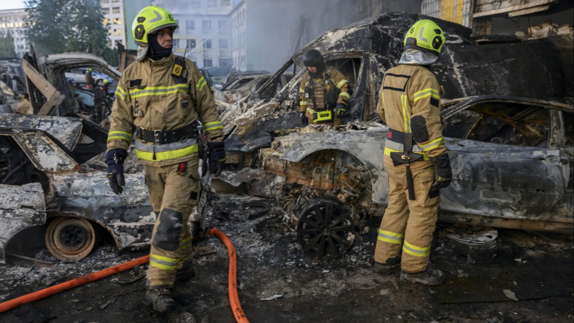 Ukrainische Rettungskräfte sind im ukrainischen Kiew im Einsatz. | EPA