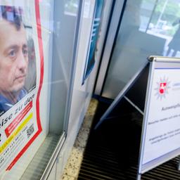 Ein Fahndungsplakat mit einem Foto von Burkhard Garweg hängt im Eingangsbereich vom Landeskriminalamt Niedersachsen. 