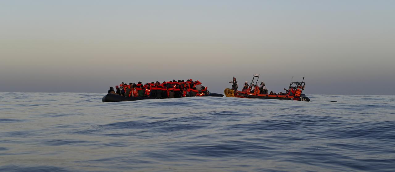 Ein Team der Organisation Ärzte ohne Grenzen nähert sich auf dem Mittelmeer einem Schlauchboot mit 74 Migranten an Bord. (aufgenommen am 4. Dezember 2022)