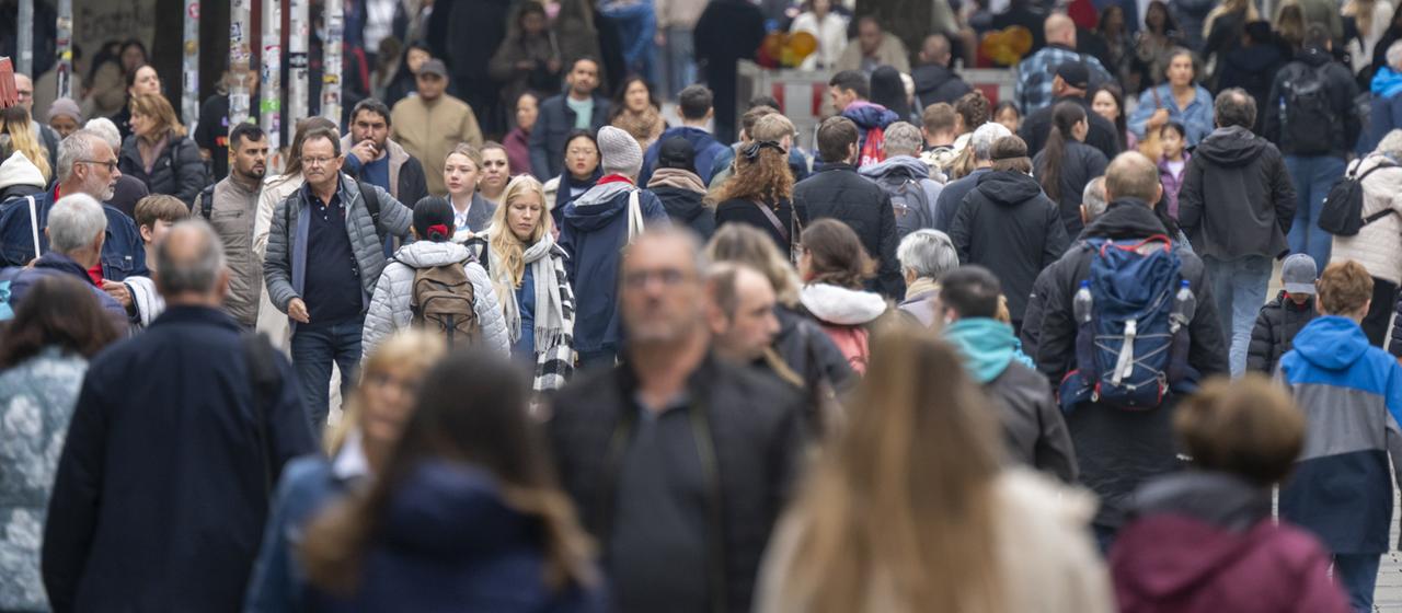 Passanten in einer Fußgängerzone in München