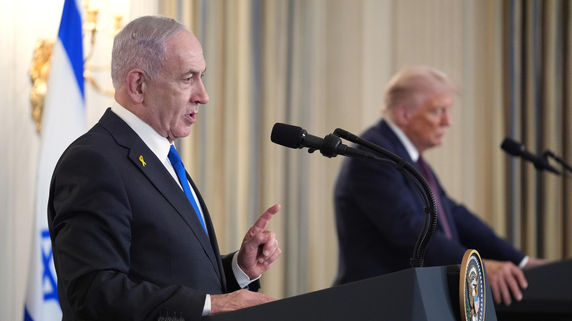 Benjamin Netanjahu spricht während einer Pressekonferenz mit Donald Trump im Weißen Haus. | dpa