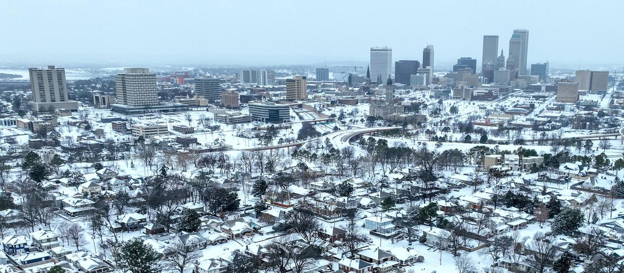 City view of Tulsa in the US state of Oklahoma, snow-covered residential areas in the foreground, high-rise buildings and office buildings in the background.
